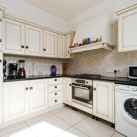4 Bdr With Huge Patio Area And Walking Distance To Villa