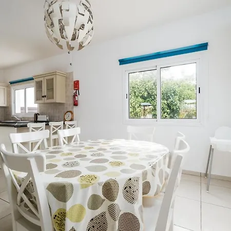 Villa 4 Bdr With Huge Patio Area And Walking Distance To *