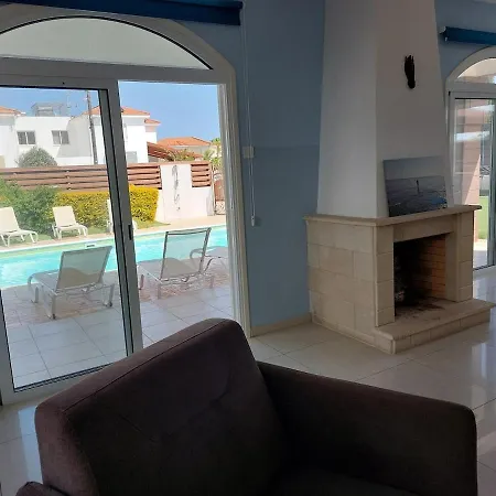 Villa 4 Bdr With Huge Patio Area And Walking Distance To Paralímni