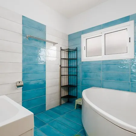 4 Bdr With Huge Patio Area And Walking Distance To Villa