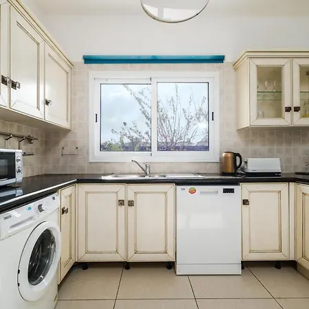 4 Bdr With Huge Patio Area And Walking Distance To * Paralímni