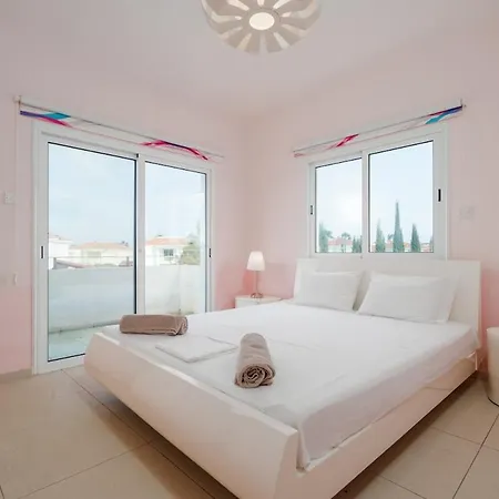 4 Bdr With Huge Patio Area And Walking Distance To Villa Paralímni