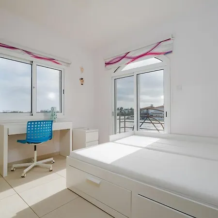 Villa 4 Bdr With Huge Patio Area And Walking Distance To