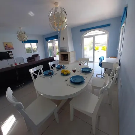 Villa 4 Bdr With Huge Patio Area And Walking Distance To Paralímni