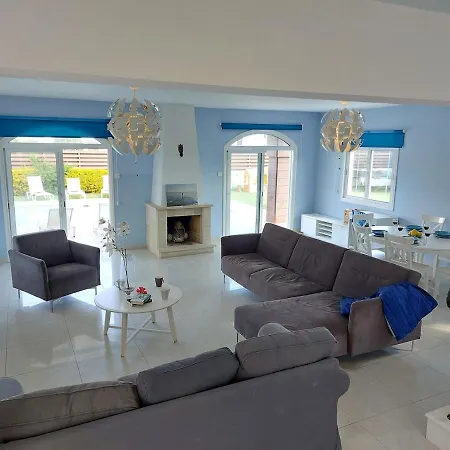 4 Bdr With Huge Patio Area And Walking Distance To *