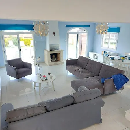 4 Bdr With Huge Patio Area And Walking Distance To * Paralímni