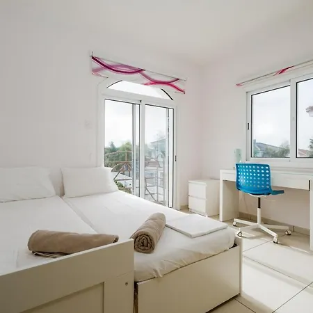4 Bdr With Huge Patio Area And Walking Distance To