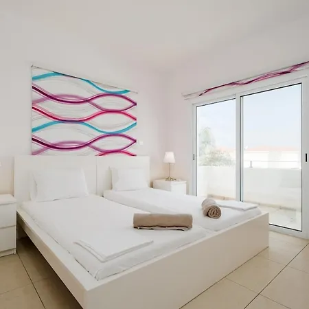 4 Bdr With Huge Patio Area And Walking Distance To Villa Paralímni
