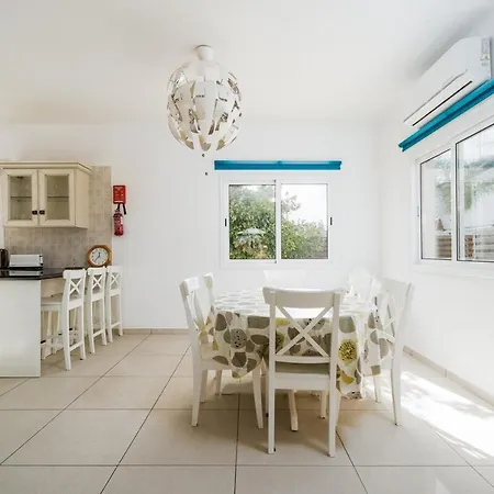 4 Bdr With Huge Patio Area And Walking Distance To