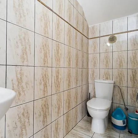 4 Bdr With Huge Patio Area And Walking Distance To Villa