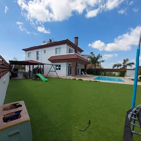 4 Bdr With Huge Patio Area And Walking Distance To Paralimni