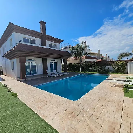 4 Bdr With Huge Patio Area And Walking Distance To Villa