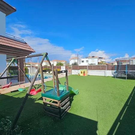 Villa 4 Bdr With Huge Patio Area And Walking Distance To *