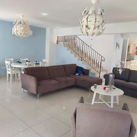 Villa 4 Bdr With Huge Patio Area And Walking Distance To Paralimni