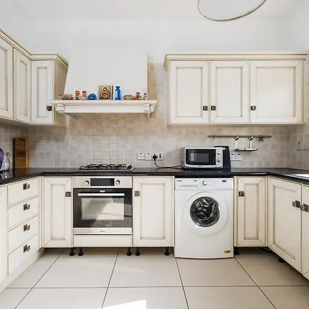 4 Bdr With Huge Patio Area And Walking Distance To * Paralímni