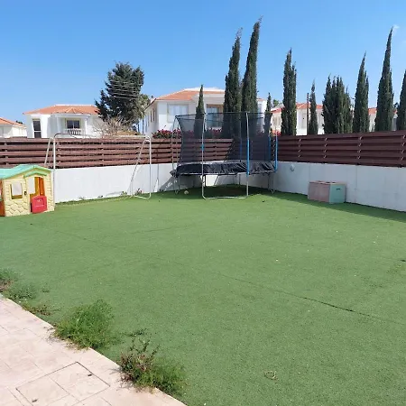 4 Bdr With Huge Patio Area And Walking Distance To Villa