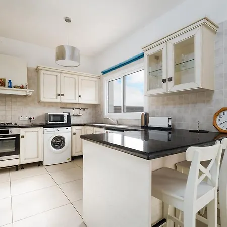 4 Bdr With Huge Patio Area And Walking Distance To Villa *