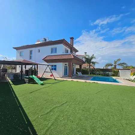 4 Bdr With Huge Patio Area And Walking Distance To *