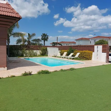 4 Bdr With Huge Patio Area And Walking Distance To Paralimni