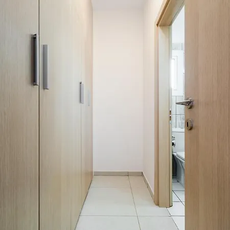 4 Bdr With Huge Patio Area And Walking Distance To