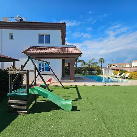 4 Bdr With Huge Patio Area And Walking Distance To Villa Paralímni